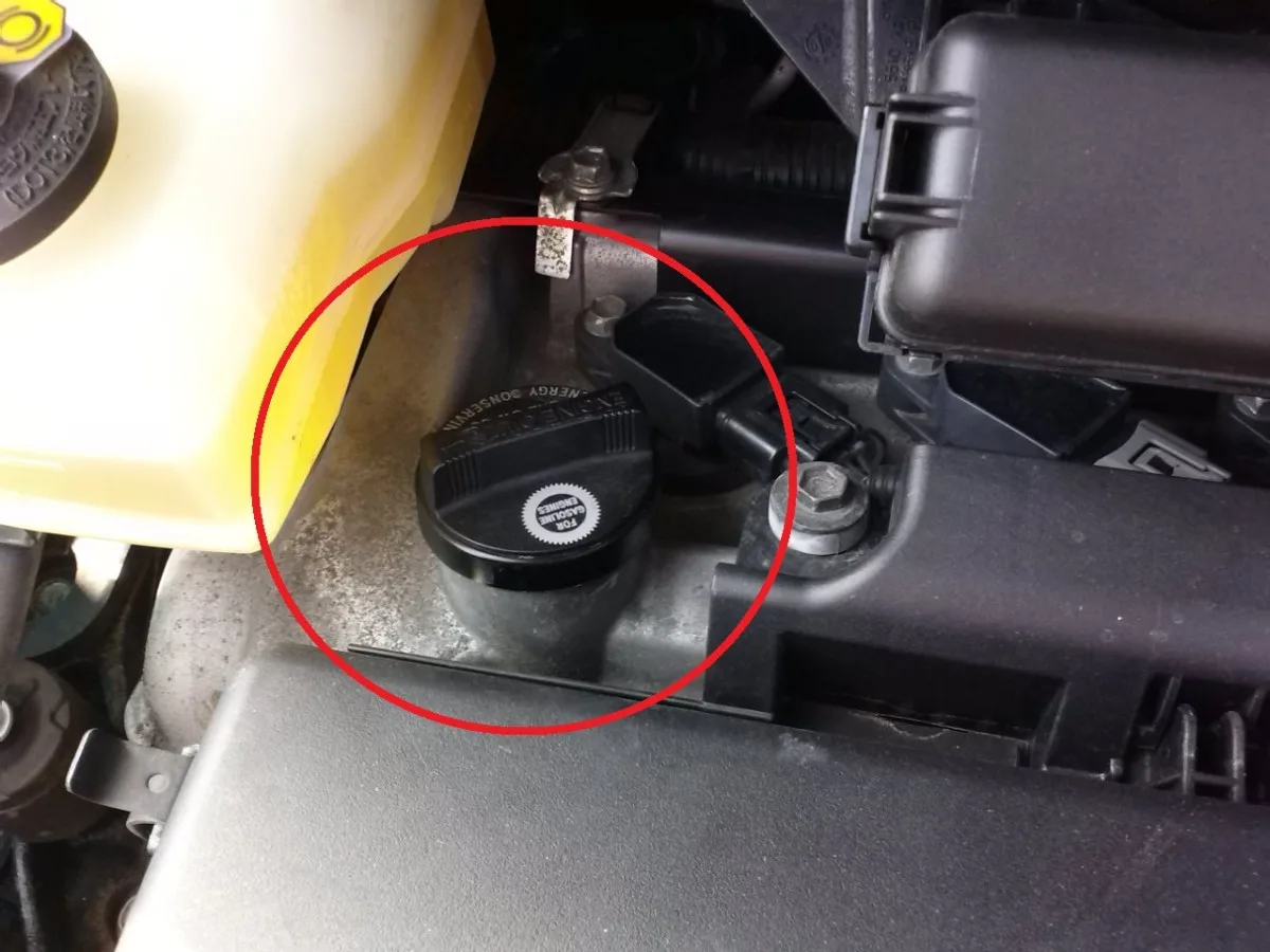 Toyota 2ZR-FXE engine oil fill cap