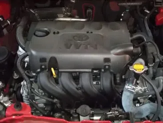 1NZ-FE engine oil fill cap and dipstick