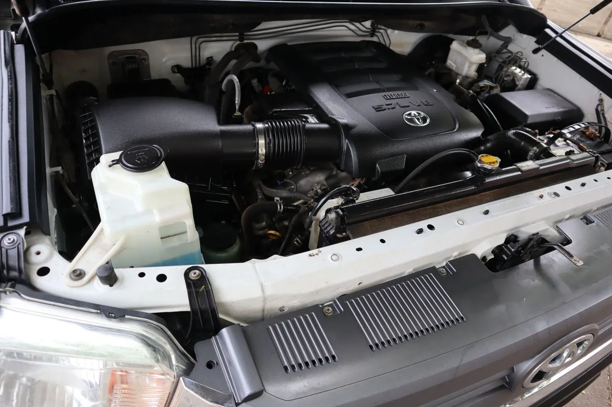 2014 toyota tundra 5.7 oil capacity